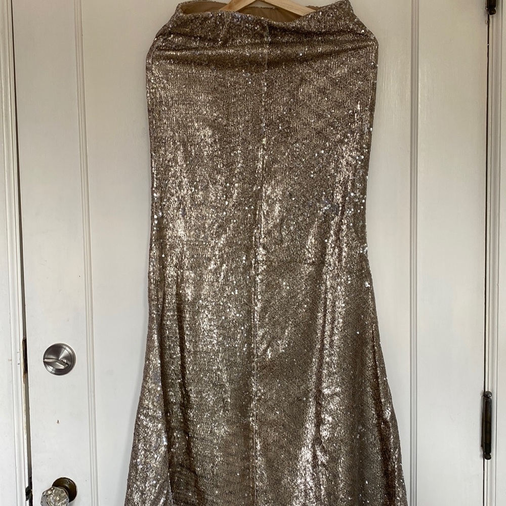 Line and Dot sequins skirt.